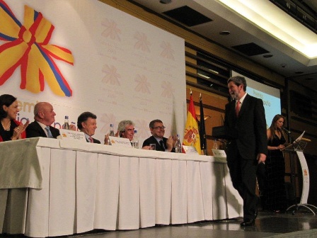 Luis Munoz accepting a Colombia-Spain award on behalf of the FNC and the Juan Valdez brand. Photo courtesy of the FNC. 