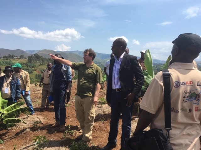 From a 2016 Saver du Kivu trip to Walungu, Chris Treter of Higher Grounds Trading Co. discusses potential best practices and strategies to improve production through composting and the introduction of shade trees. Photo by LeBon Kusinza.