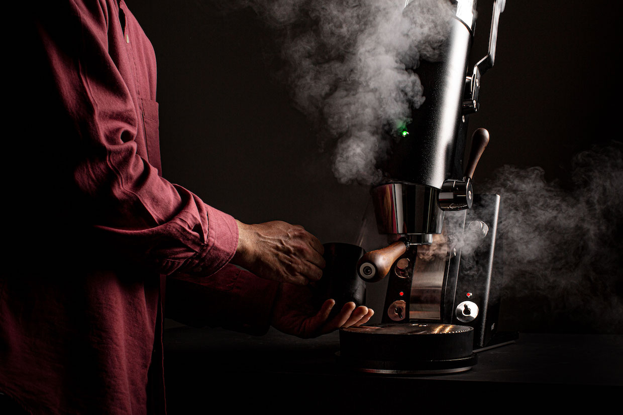 https://dailycoffeenews.com/2020/12/08/first-run-of-manument-leva-espresso-machines-entering-the-field/manument_leva_details_use_steam_2jpg/