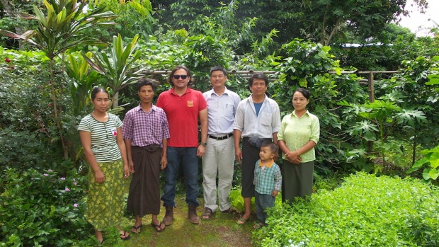 Marcelo Pereira of the Coffee Quality Institute poses with the two winning farmers (Daw Phyu Pu, left, and Daw Mya Hnin, right).