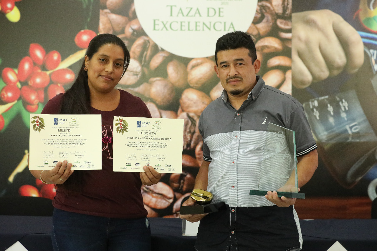 1st place winner Ever Díaz with wife Norelvia Elías de Díaz