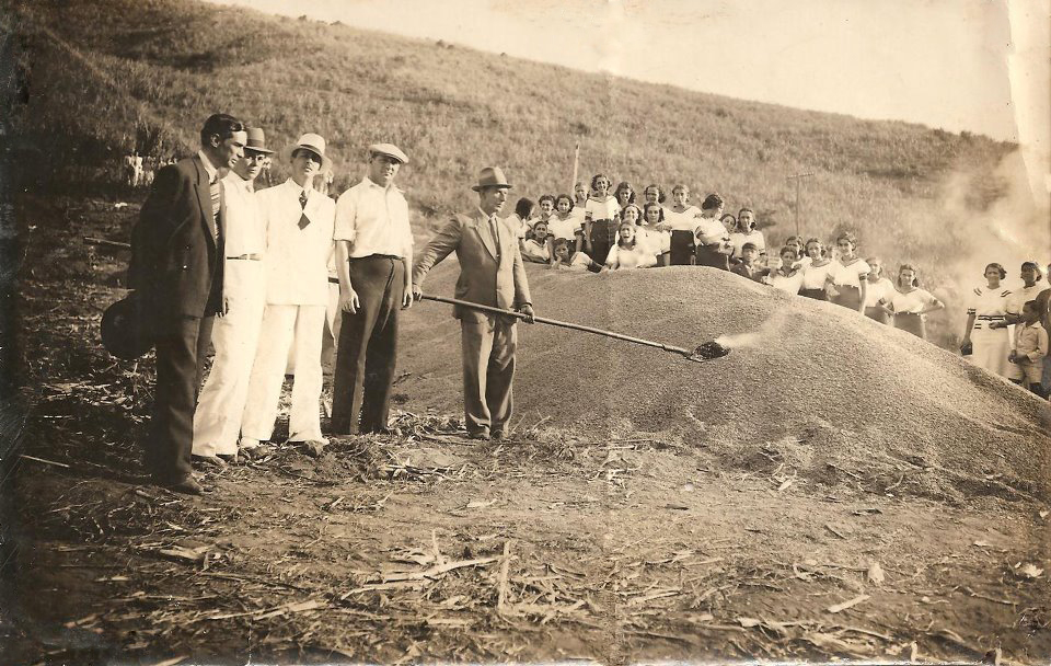 Old photo of coffee being burned at the coffee farm in 1938 – Getúlio Teixeira de Aguiar collection