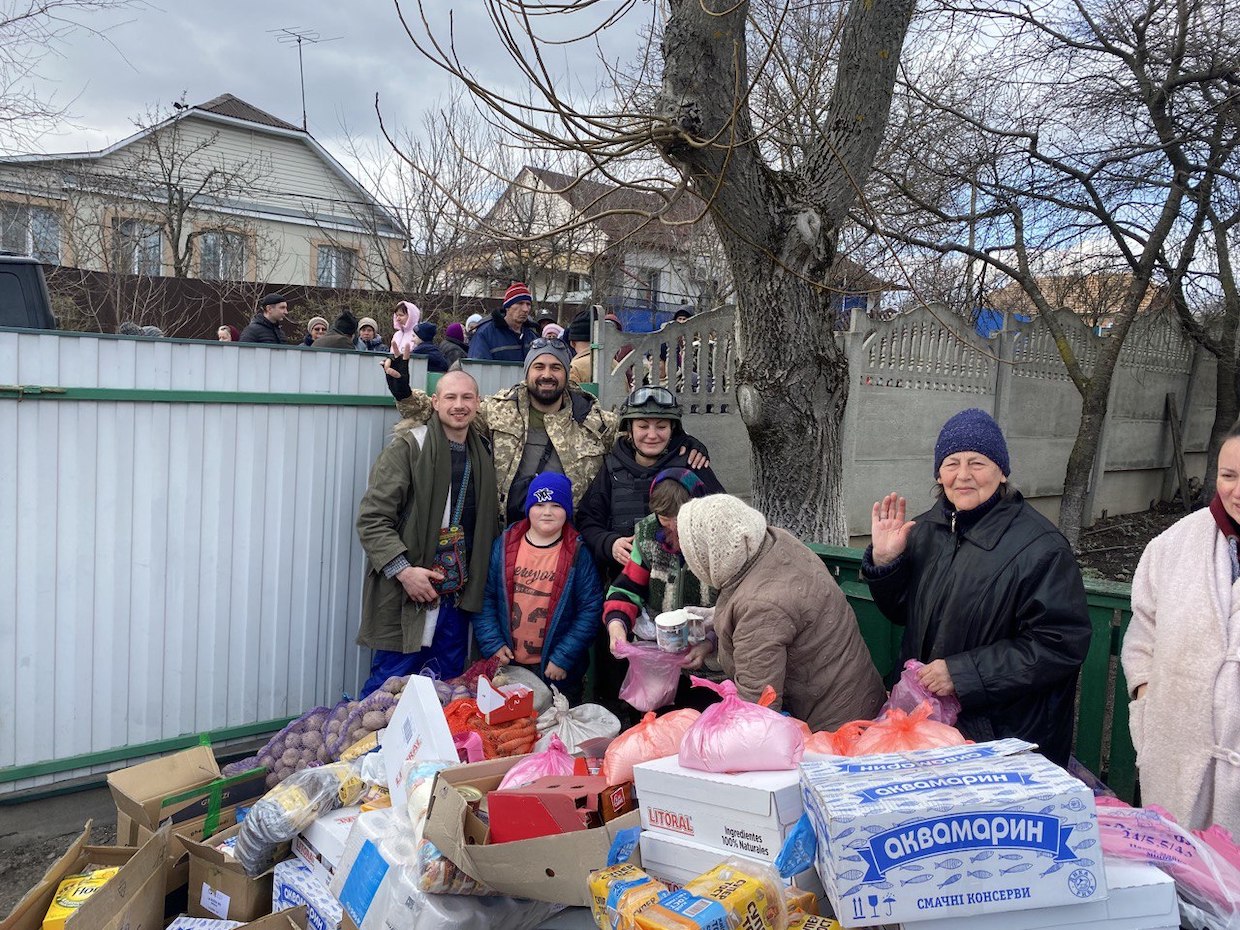 Olena Sereda entrega alimentos a personas en la región de Kiev