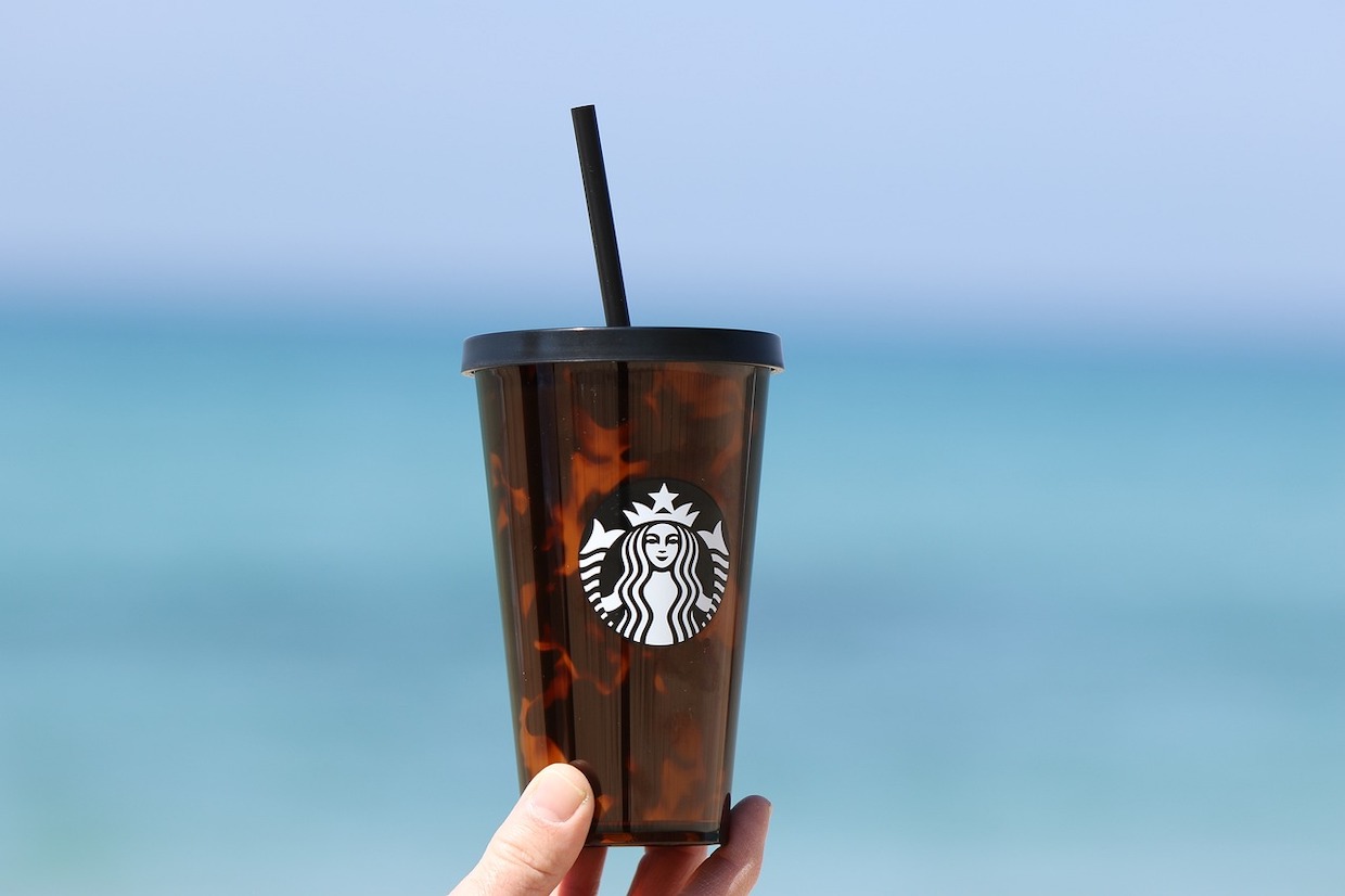 Napój i logo Starbucks