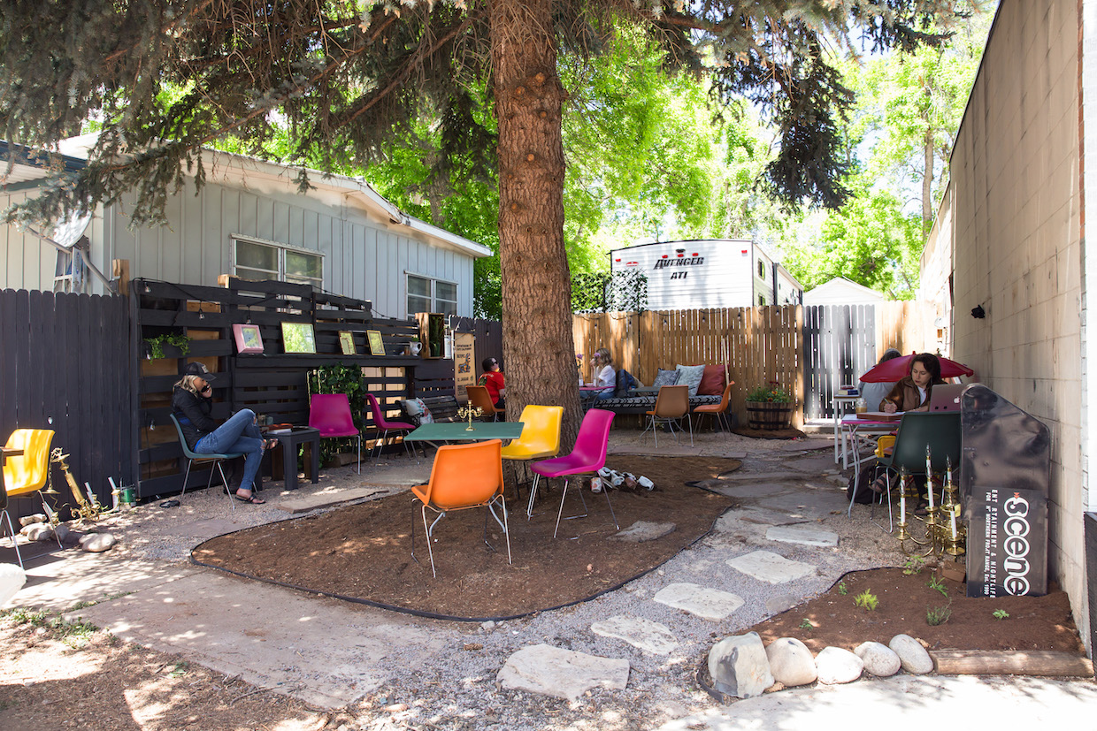 Il patio di Fort Collins del Fox Den No Waste Cafe