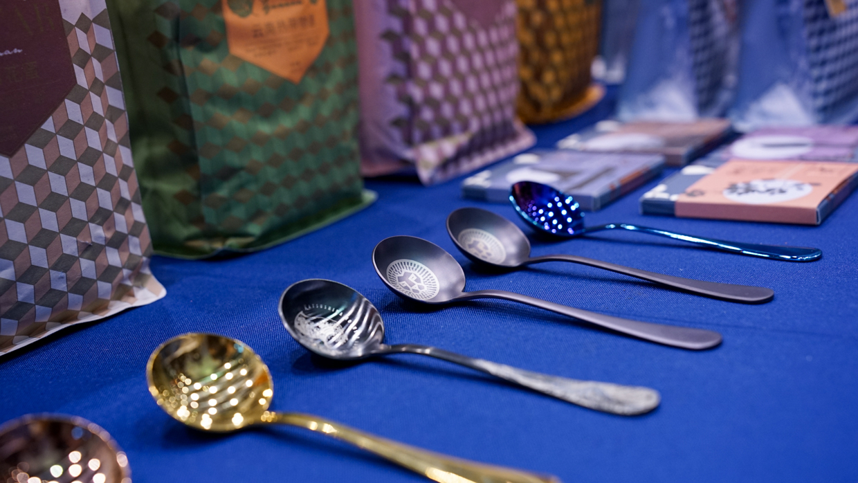 Akiva spoons cupping
