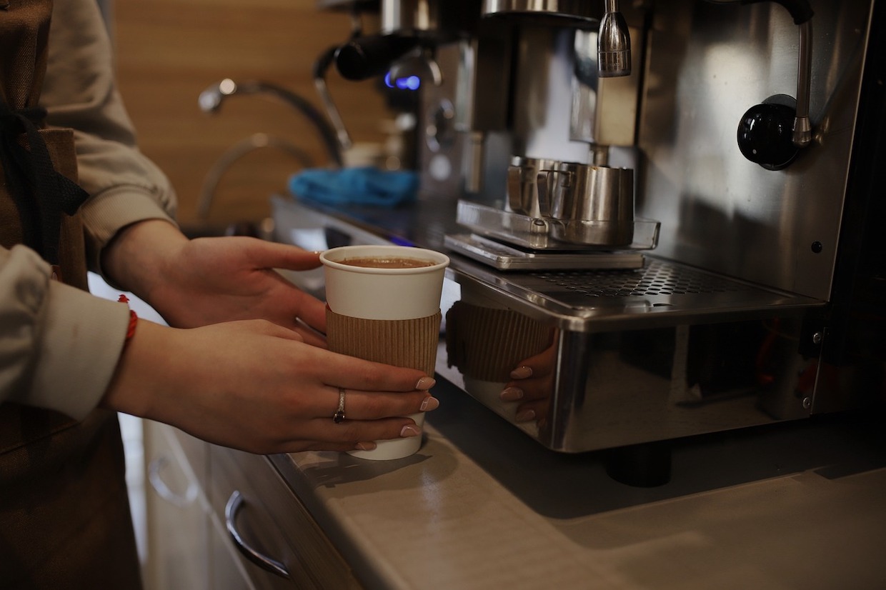 家の外でコーヒーを飲む