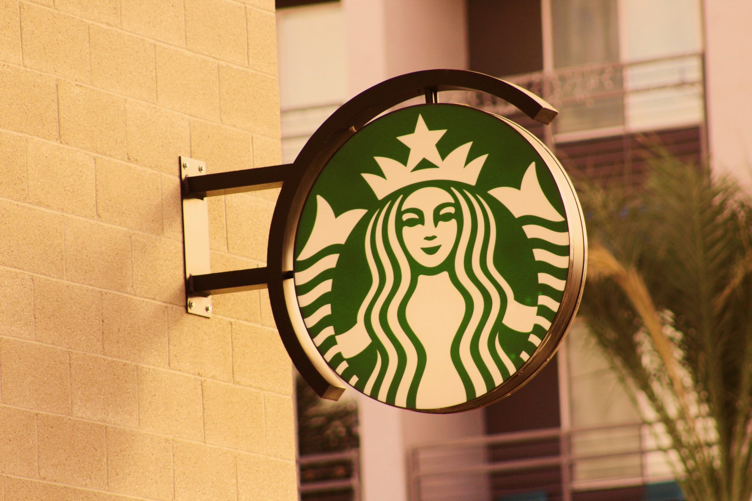 Starbucks Chopping 900 Non-Retail Jobs and Closing Extra Shops