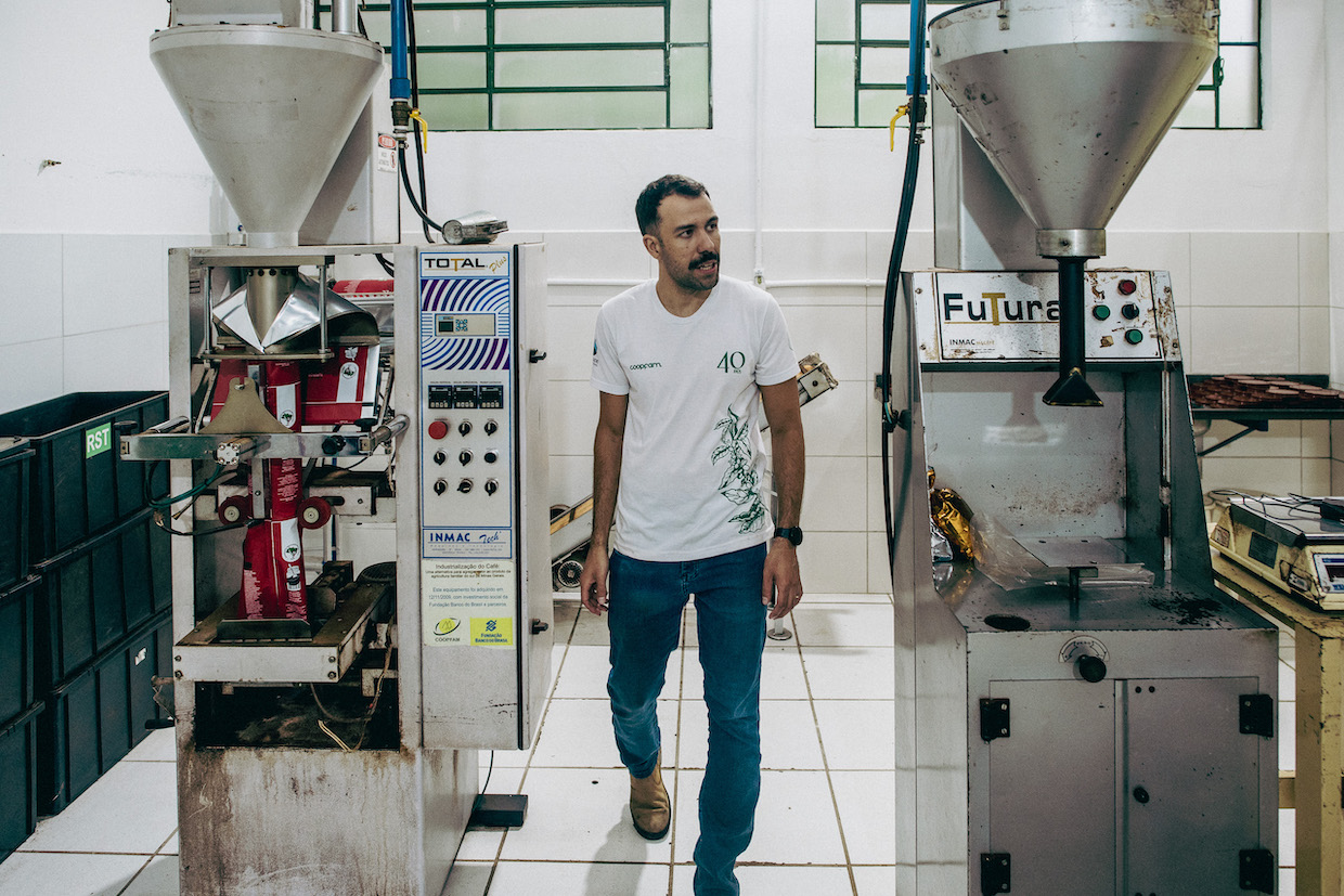 20260115_Luis-Fernando-Carvalho_Coopfam-production-coffee_Poco-Fundo_MG_Brazil_Lucas-Ninno_Dialogue-Earth